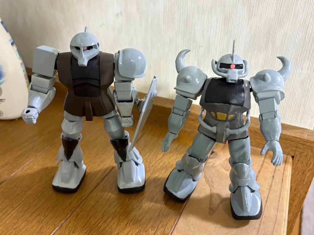 心なしか旧ザクの方ががっしりして見える。