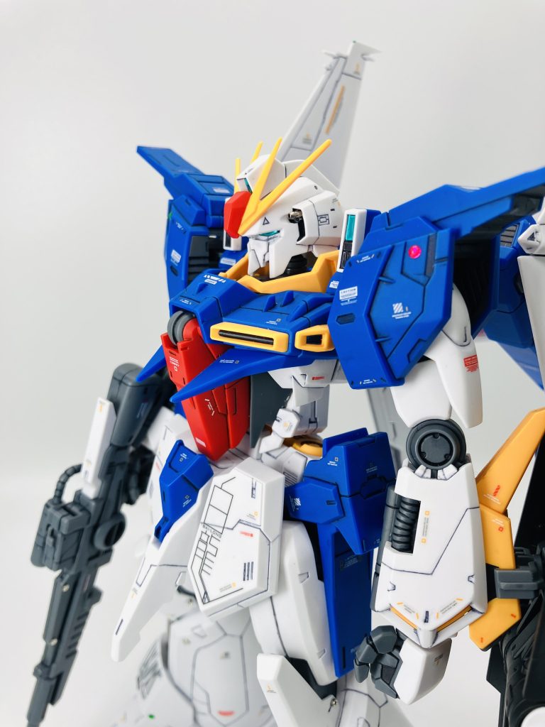 当初予定ではなかったのですが完成後、眺めていたらウズウズしてきたので、両肩に緑と赤のランプを模した加工してます（可変機ですし🍣　変形させるとは言ってない😤）🥴ついでに、アンクルガードにも合計4ヶ所のランプユニットを搭載💡あっ、足首のデカール一つ剥がれてるし😵‍💫