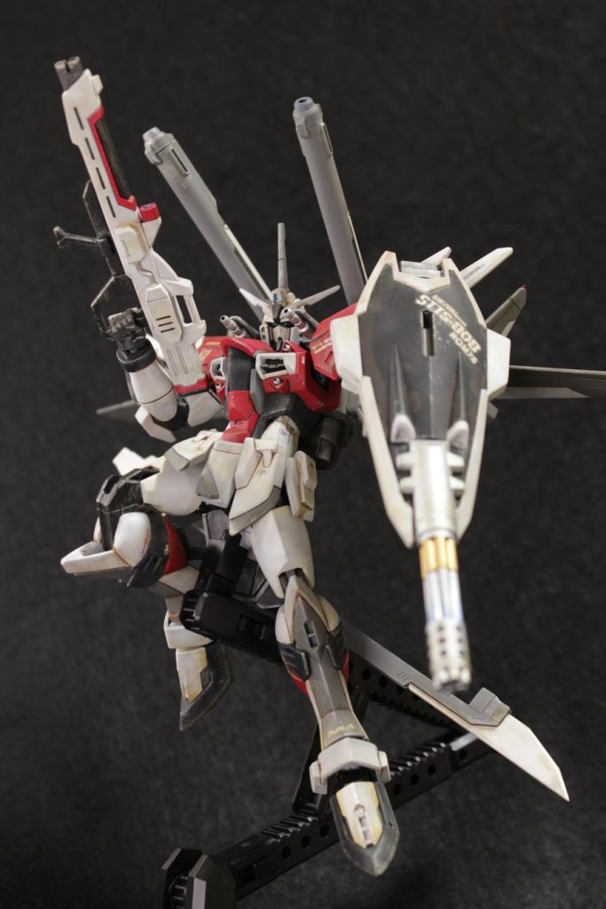 塗装にはマルーン(ワインレッド),ホワイト,ニュートラルグレー,ブラックを使用しました。ウェザリングは全体的にタミヤウェザリングカラーのマルチグレーで汚した後にパーツの境目等を中心にステインブラウンで汚す手法を使いました。あとはチタンシルバーでドライブラシしたり,リアルタチマーカーで汚しを追加したりしています。