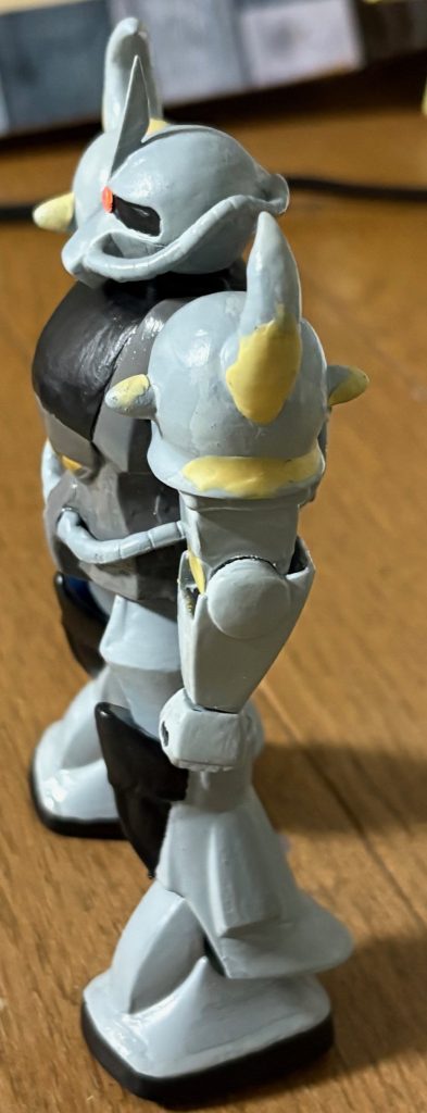 腕の関節部の合わせ目だけでなく、両肩のスパイクアーマーも微調整した。