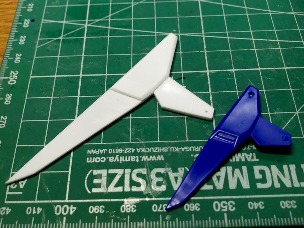 疾風の真紅主の羽は、もともとのBB戦士No58「疾風の仁宇(はやてのにゅー)」のパーツでは小さいのでプラ板でスクラッチした大型のものをとりつけています。