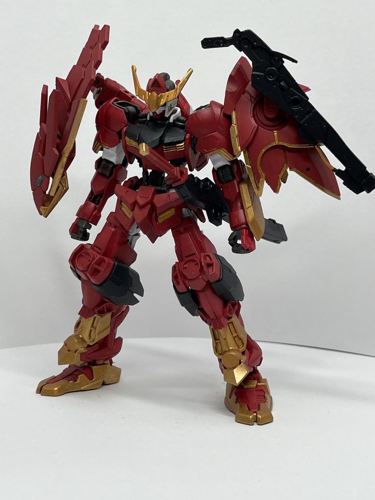 仕上げ前バルバトスの肩ってなんか鎧に見える！ということで前に作成した作品の余りパーツに某戦国パーツを組み合わせて作成時間もなく最初はこちらの写真の色合いで完成！…のつもりが寂しかったのでもう少し手を加えてサムネの感じにしました(*ﾟ∀ﾟ*)