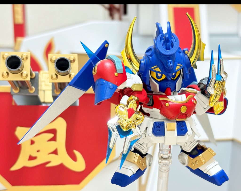 龍王天の鎧(りゅうおうてんのよろい)を着装！伝説の風林火山四天王の一人、疾風の真紅主(はやてのまっくす)！！天鎧王付属の「龍の神具」も手首に磁石接続で取り付けられます。龍の神具はレジェンドBBには少し小さいのでエフェクトっぽくクリアブルーのパーツをつけて大型化しています。