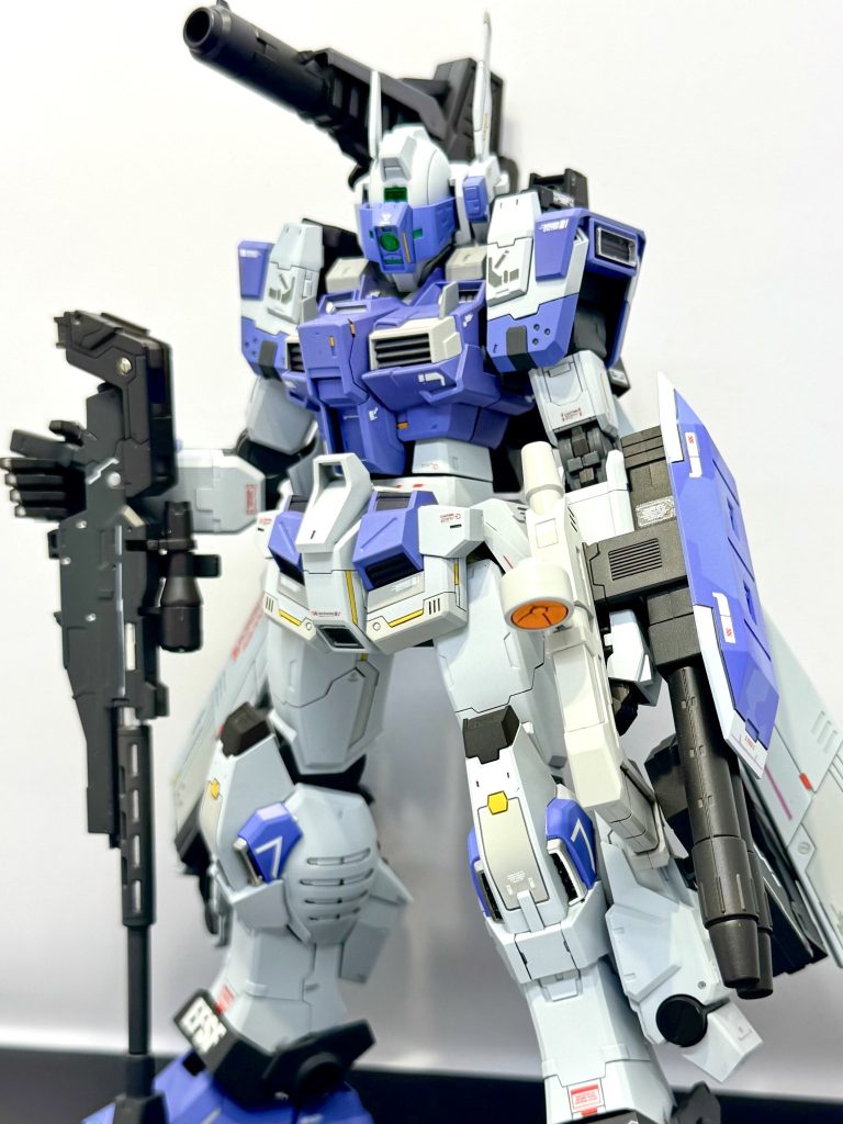 バイザーを下げた状態。胴体は1mm程度延長し、胴体の若干の短さを修正しています。各所、色々とスジボリ