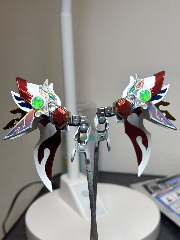 肩は付属のシールを使わずホログラムフィニッシュで立体部分も光らせてます🍭緑の宝玉部分も裏を同様にしてさらにレジンで裏の隙間を埋め宝玉全体が怪しく光る様にしてます🔮(肩の赤い六角形はやり直してパーティングライン消してます)