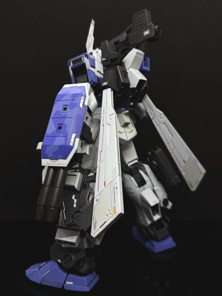バックアングルストームブリンガーとタービュレンスの共有バックパック部分のプロペラントタンクの付け根が剥き出しの状態を、パーツ新規作成で修正脚部には、GNビームピストルを装備シールドはスプリッター迷彩でさりげなくアクセントを加えてみました。