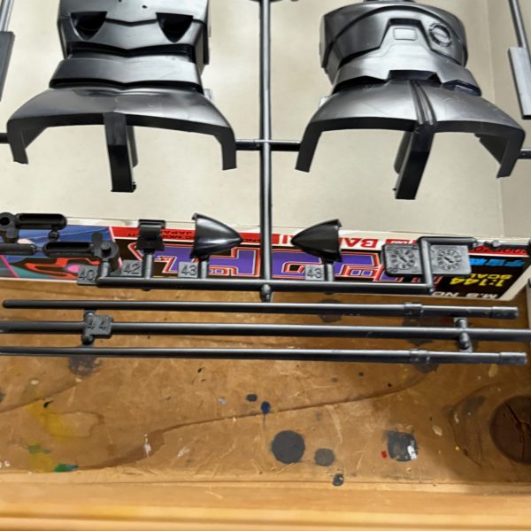 この前駿河屋で買ったリックドムを開封してみた。黒と紫の2色に色分けされていて、多少は塗装が楽そう。このキットの厄介なところはジャイアントバズと右の拳が一体化しているくらいで、ヒートサーベルが2本付属しているのが親切ポイントである。足首や腕が当時にしては細かくパーツ分けされてるので、案外改造向きのキットだと思う。（3枚目）