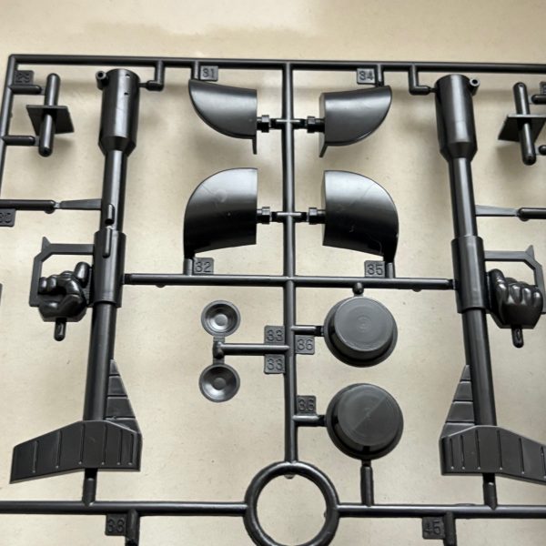 この前駿河屋で買ったリックドムを開封してみた。黒と紫の2色に色分けされていて、多少は塗装が楽そう。このキットの厄介なところはジャイアントバズと右の拳が一体化しているくらいで、ヒートサーベルが2本付属しているのが親切ポイントである。足首や腕が当時にしては細かくパーツ分けされてるので、案外改造向きのキットだと思う。（4枚目）