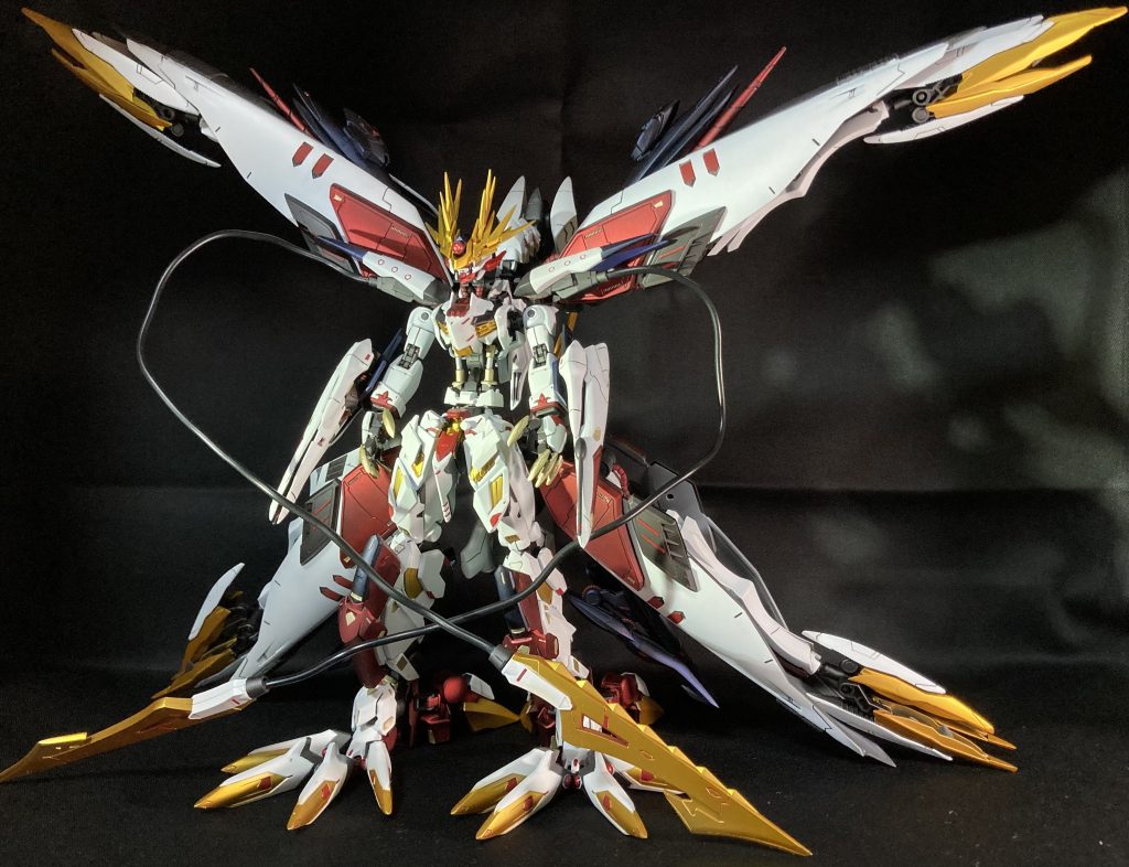 ルプスレクスをベースにハシュマル2機分のパーツを乗せました使用機体全てHGガンダムバルバトスルプスレクスハシュマル×2アルケーガンダムガンダムスローネドライガンダムエアリアル改ユニコーンガンダム2号機バンシィブラックナイトスコード　カルラになりますバルバトスとハシュマルという尊厳破壊融合テーマ機体にはアメイジングバルバトスルプスという神キットがありまして、さすが3代目メイジンカワグチ！といいたくなるほどのヒロイックデザインになっていたのですが私は逆にどれくらい化け物感、ギリギリ出てきそうカラーリングを目指して作ってみました