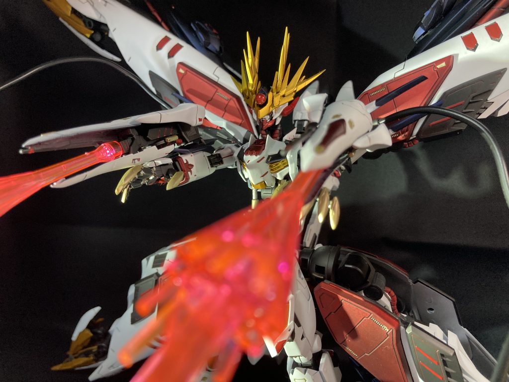 生き残ったプルーマが主人を蘇らせるために建造した、という、設定なので、そのままレクスの頭じゃなぁと、プルーマのあの目をデコのところにつけてみました笑両腕にハシュマルヘッドを2門、1発で抜けないナノラミネートアーマーなら2発なら、抜けそうですよね胴体内部にはカルラのSEEDアクションシステムが入っていて、腕の可動域と保持力はかなり高めです、カルラの腕の先の模様が赤色だと、少し鉄華団の模様に似てるかなーと、そのままカラーチェンジで採用してみました腕シールドに5mm穴を開けて5mmプラ棒で頭とシールドをくっつてけますレクスの手はそのまま、カルラ側の手首ジョイントを拡張してつけています肩はカルラ装甲を取り外して、装甲につながる軸を切断、オプションパーツのcジョイントをくっつけて、ハシュマルの後ろ頭についてたテイルブレードをつけて肩装甲にしています