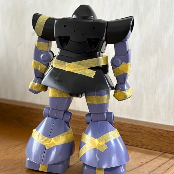 この前のリックドムを仮組みしてみた。「ドムのキットにハズレなし」とはよく言ったものだが、割と設定画通りに立体化されており、可動範囲も意外と広い。ただし、肩アーマーの噛み合わせが良すぎて破損の恐れがあるので注意が必要。あと股関節がへたりやすい(zaku-kao4)旧キットにしては色分けして欲しい部分を色分けしてあるのでこの時点でも充分な出来である(gundam-kao6)さて、どうやって改造するかな？ （3枚目）