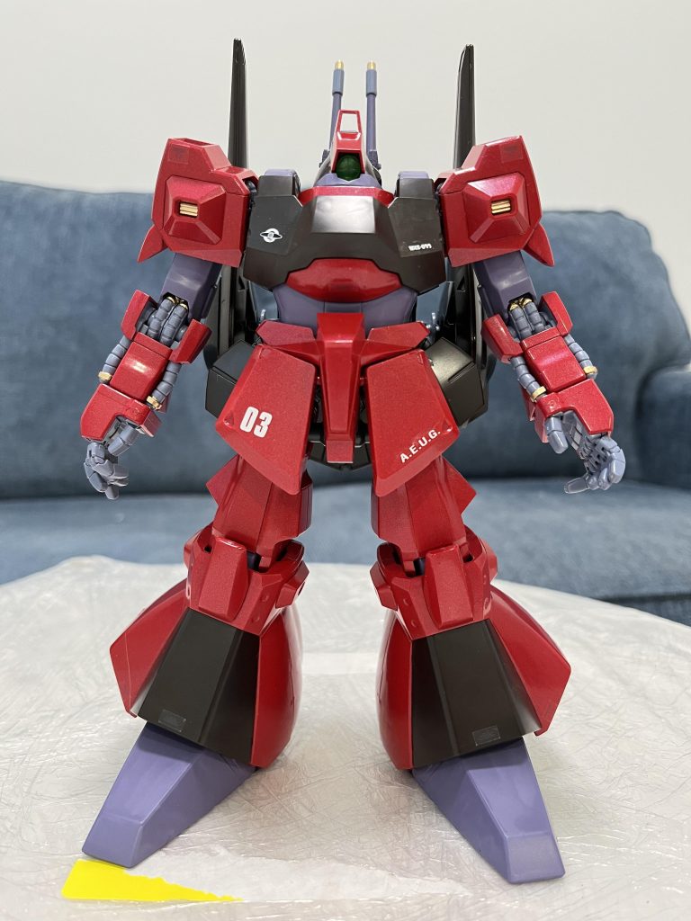 武器が構えない状態です。赤はMr. Colourの75番メタリックレッド、紫は指と動力パイプ以外水星の魔女のバイオレットです。旧MGなので組立が簡単でスピードビルト感は最高です！