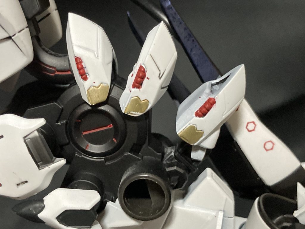 ハシュマルのアニメでの起動時に背中の装甲と胸羽がガジャガジャ動いてたのが生き物ぽいなぁとすこし印象的で、装甲分割と本来ハシュマルの首を動かすためのジョイントを使いすこし動くように改造してみました、ちゃんと閉じます本来胸羽の付いていたジョイント達にはレクスのサイドアーマー、バルバトスとサイドアーマーをつけてスラスターブースター代わりに増設してます