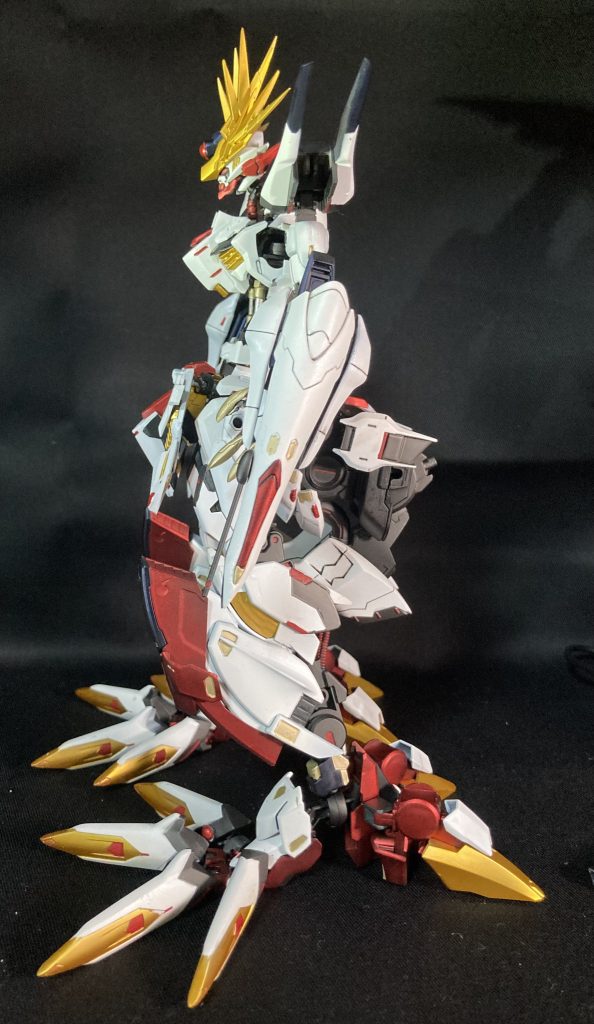 腰にエアリアル改、前側にボールジョイントを２つつけて、フロントアーマーはエアリアル改バンシィルプスのスカートを三枚くっつけました太ももはエアリアル改にガンダムフレームを接着、足首の弱いガンダムフレームにこんなでかいのをそのまま載せるわけにはいかないので強化案にレクスの膝関節を流用しました、足ジョイントはガンダムフレームそのままにボール部分を接続受けに合うようにカットして軸にしましたレクスの足装甲をスネ下からカットして、スローネの脚、アルケーのスネ側の装甲を合わせてみました足先はハシュマルの胸羽を爪のように見立ててボールジョイントで接続、踵側はルプスの足、そしてスローネの足パーツをCジョイントで動くようにくっつけてありますなかなか人外感のある異形な形に仕上がったと思います