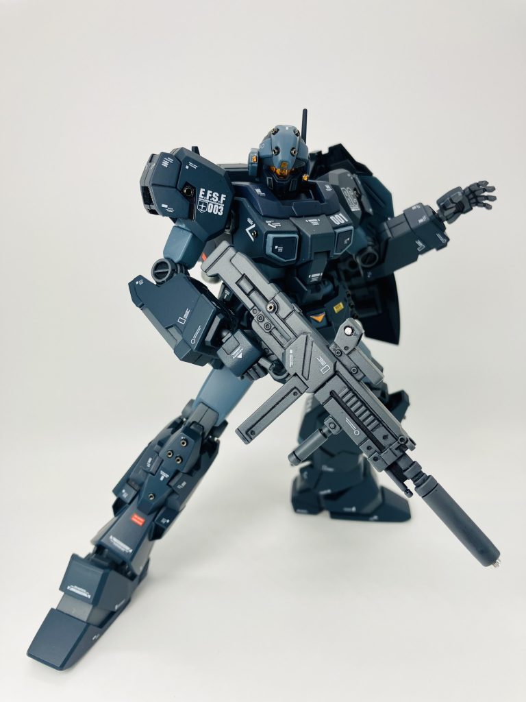 いつもと違ってデカールはホワイトワンカラータイプ☝️ただ、全体的に落ち着きすぎた気がしたので脚部前後、また、フロントアーマー左側に黄色と赤色のデカールで目線を調整してます😉