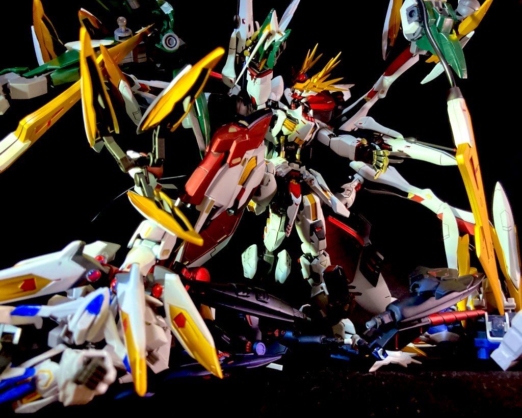 アニメの結末に納得いかず、ギャラルホルンをぐちゃぐちゃに壊滅したい…と、昔思ってはいたのですが、これを作ってる最中に風邪を引きまして、夜中咳でむせかえりながら八つ当たり気味なアイデアでこんな構図が浮かんだ、のですが今鉄血もレアキットなので見つけるのもお金もかかるか、とその夜中は諦めていたのですがその日の昼に妹が鉄血フェアなることをしてる模型店を出先で見つけて定価で並ぶレクス、バエル、キマヴィ、ジュリア、アインを見つけて買ってきてくれたそんなことある？！八つ当たり気味のアイデアが翌日現実になる展開がありました塗装完了後の乾燥待ちの間の一日で5機分組み立て撮影しました笑