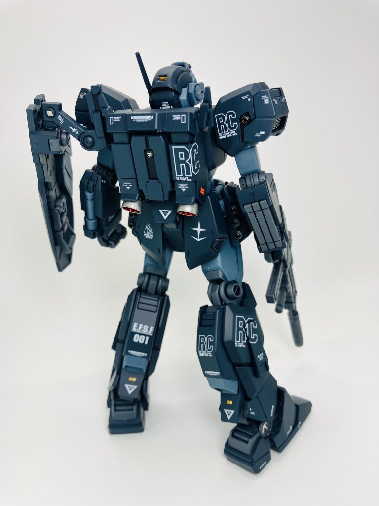 背面は今回も隙間を埋めるかのようなデカールラッシュ👊さて、ラーカイラムマークはいくつあるでしょうか？🔢