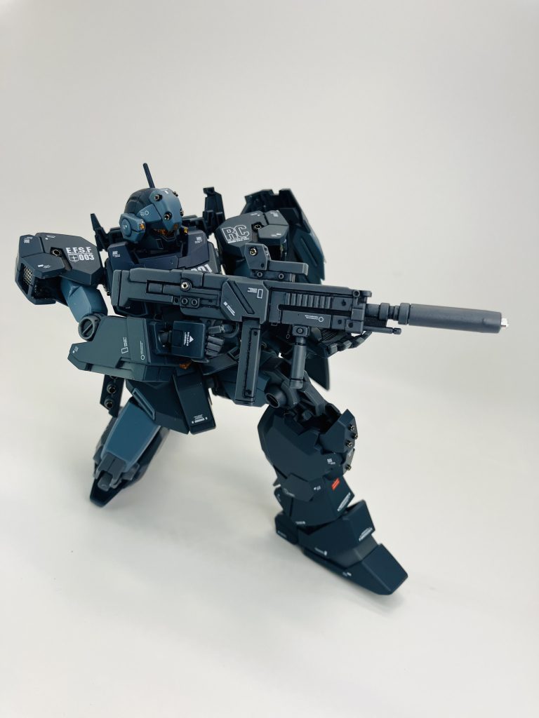 また、射撃ポーズを取れるのであればと、陸戦型ガンダムよろしく、膝にはメタルパーツを仕込んでみました🥴