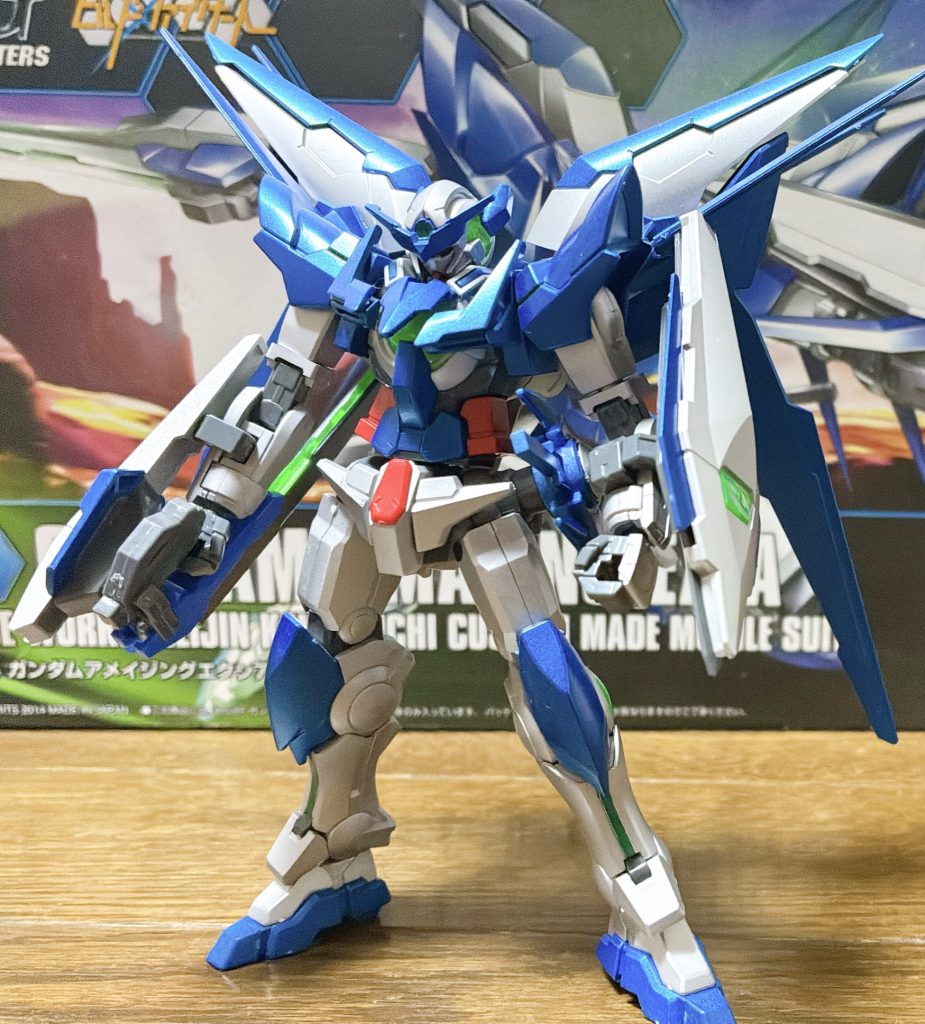 息子と相談してメタリックブルーとシルバーの2色でランナー塗装したあと、自分で組み立てました。メタリックカラーカッコ良いから好きとのこと。完成時は嬉しそうに手に取って眺めてました。