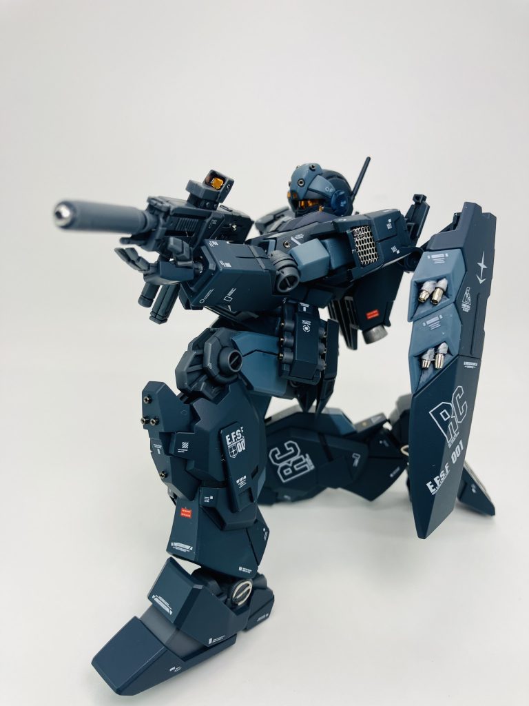 両肩には思いつきでエッチングメッシュ内蔵、ですが思ったより難しく、ちょっと歪んでます😱　また、目立ちません🤣　パーツ割れるし😿あと、シールドのミサイルのメタルパーツもずれでますね、ムムム😅