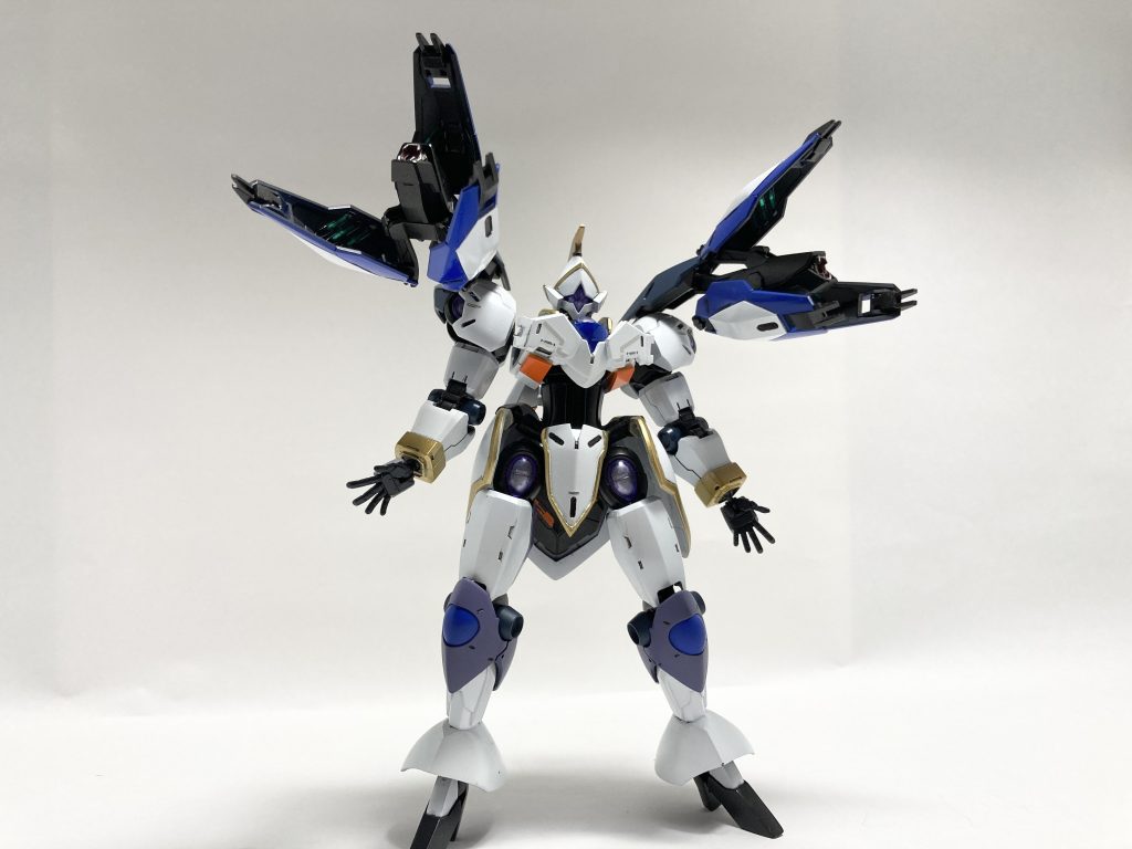 ハイメガを搭載したブレイサーを2対装備、ドローン機能により自立する