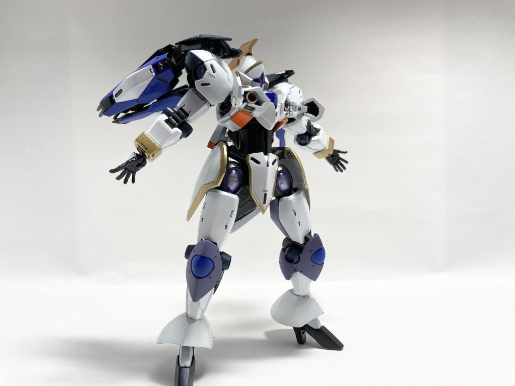 胸部から相手を拘束するエネルギーボール、デスボールを射出する