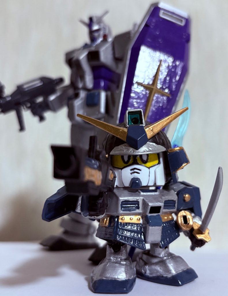 オリジンG-3とツーショット。本来G-3はグレーの機体なのだが、シルバーで塗装した方がゴージャス且つかえって兵器（鎧武者）っぽくなったかな。