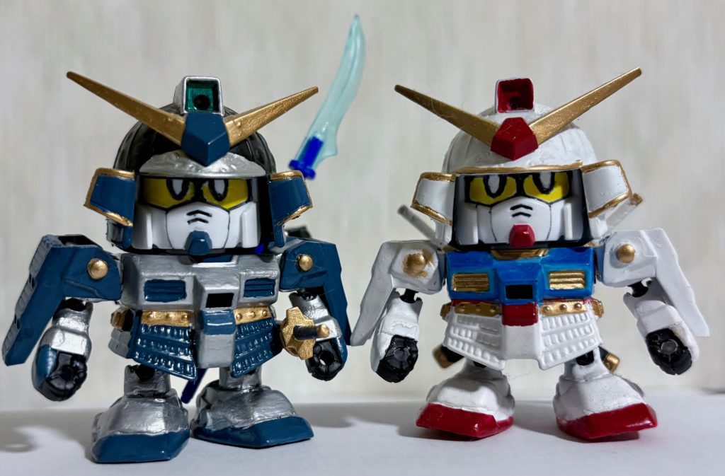 璽威参（ジースリーと読み、G-3ガンダムモチーフの武者。5年前に小生が考えたものだが、今見るとスゴイ当て字だな(zaku-kao4)）のもとになったキットは右側の「武者農丸頑駄無（いわゆるRX-78-2ガンダム）」なのだが、当時農丸のキットを余分に買っていたので、G-3仕様にした覚えがある。ボールジョイントによる可動が追加されているおかげで自由にポーズが取れるようになっている。余談だがSD戦国伝のアニメでは、農丸のCVはシャアで、武者はアムロである（笑）。ジークアクスでシャアがガンダムを奪う以前にシャアボイスのガンダムが既に登場していたのである(gundam-kao2)