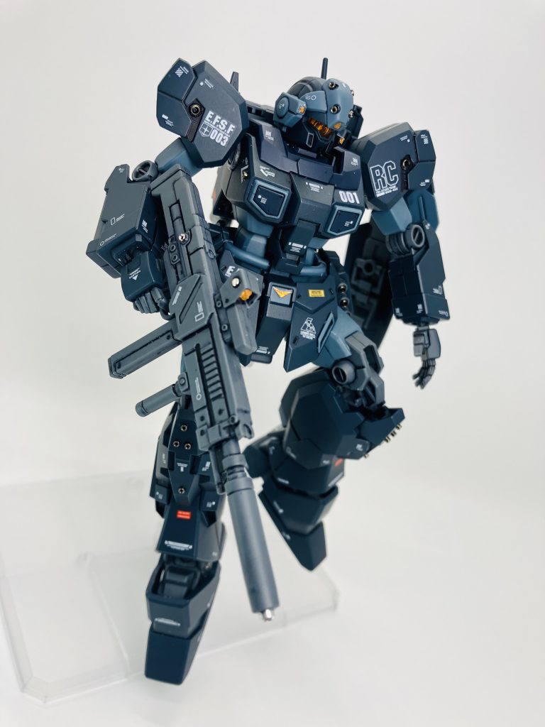 ガンスタにアップして写真を確認すると反省点が分かるのいい機会です📷今回は、カメラ内部のメカ部を早々にメッキシルバーで塗装してしっかり乾燥させたのですが、うっかりトップコート時にマスキング忘れました😰あとは、頭部ヘッドパーツもメタルパーツがズレていますし、両サイドのセンサーは余ったシールを細かくカットしたんですが、アップにすると粗さが目立つ、、、😪