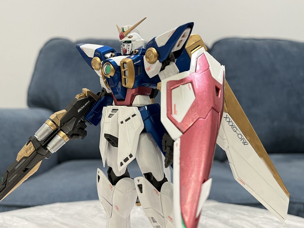 デカールを貼った時ウイングのゴールドの塗料が激しく剥げました。何度も試しましたが、デカールがどうしても左のウイングに貼り付けませんでした。