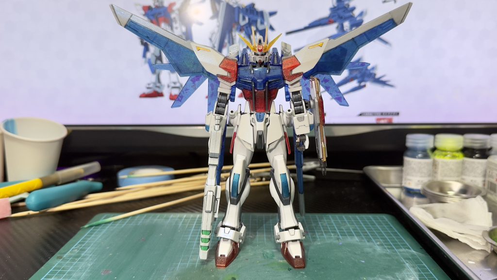 全体的に偏光塗料を吹き付けているので角度によって色が変わります