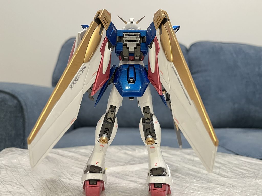 後ろから見てもかっこいいです。今度もメタリック系の塗料を使用しましたが、赤はレッドよりGX212番のビーチにしました。その上に青は初めてアメリカ製のTestorの塗料ではなく、Mr. Hobbyの76番のものを使いました。写真では伝えないが、そのメタリックブルーは”titanium finish”の雰囲気を出せるようです。