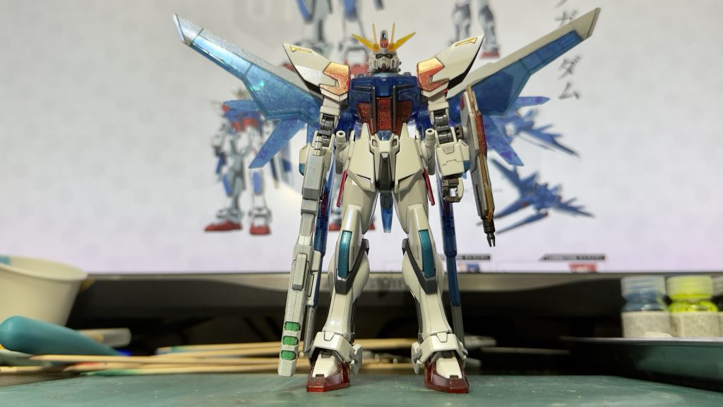 白いパーツは青赤いパーツはゴールド青いパーツは緑一部の黒いパーツは赤に偏光します 