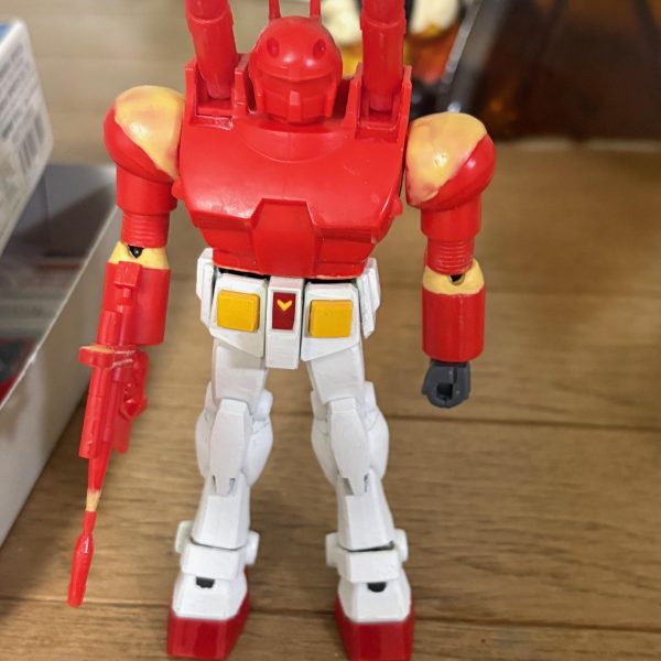 ガンキャノンの進捗状況。元々あまり動かないキットなので、いつも通り可動化させることにした。腕の付け根とひじ、首をボールジョイントに変更し、可動しやすくした。胴体はガンダムと同じく、AパーツとBパーツに分離。ハンドパーツは余っていたリバイブ版ガンキャノンのものを流用。下半身もジャンクパーツを使用しつつ、動くように調整中。いちおうこの時点でガンダムのBパーツとも換装が可能である。改造完了までもう少しかな。（2枚目）