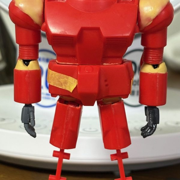 ガンキャノンの進捗状況。元々あまり動かないキットなので、いつも通り可動化させることにした。腕の付け根とひじ、首をボールジョイントに変更し、可動しやすくした。胴体はガンダムと同じく、AパーツとBパーツに分離。ハンドパーツは余っていたリバイブ版ガンキャノンのものを流用。下半身もジャンクパーツを使用しつつ、動くように調整中。いちおうこの時点でガンダムのBパーツとも換装が可能である。改造完了までもう少しかな。（3枚目）