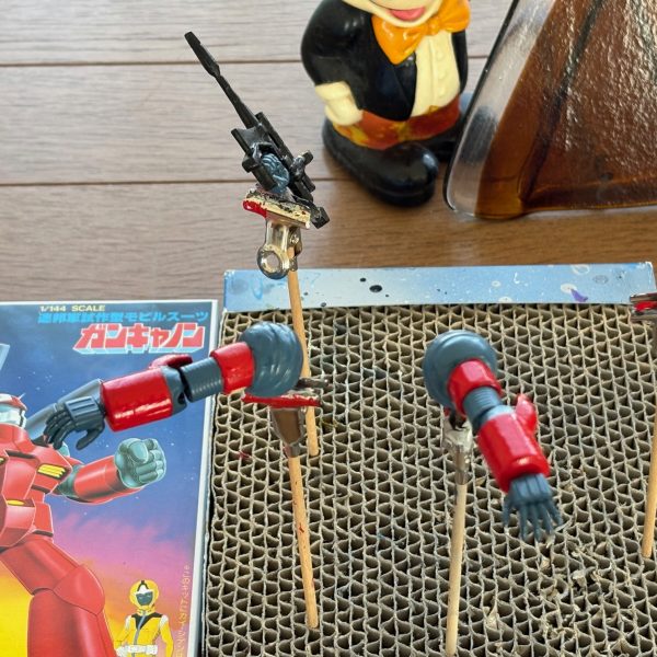 さて連日ガンキャノンの改造を続けているが、ようやく下半身の方ができ、塗装もあらかた済んだ(zaku-kao2)顔がアニメ版と少し違うので、パテで整形中。やはり顔が命だね(iori_sei)（2枚目）