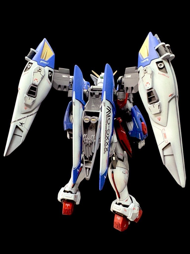 背部バックパックには2基の大型スタビライザーを追加し機動力を向上。