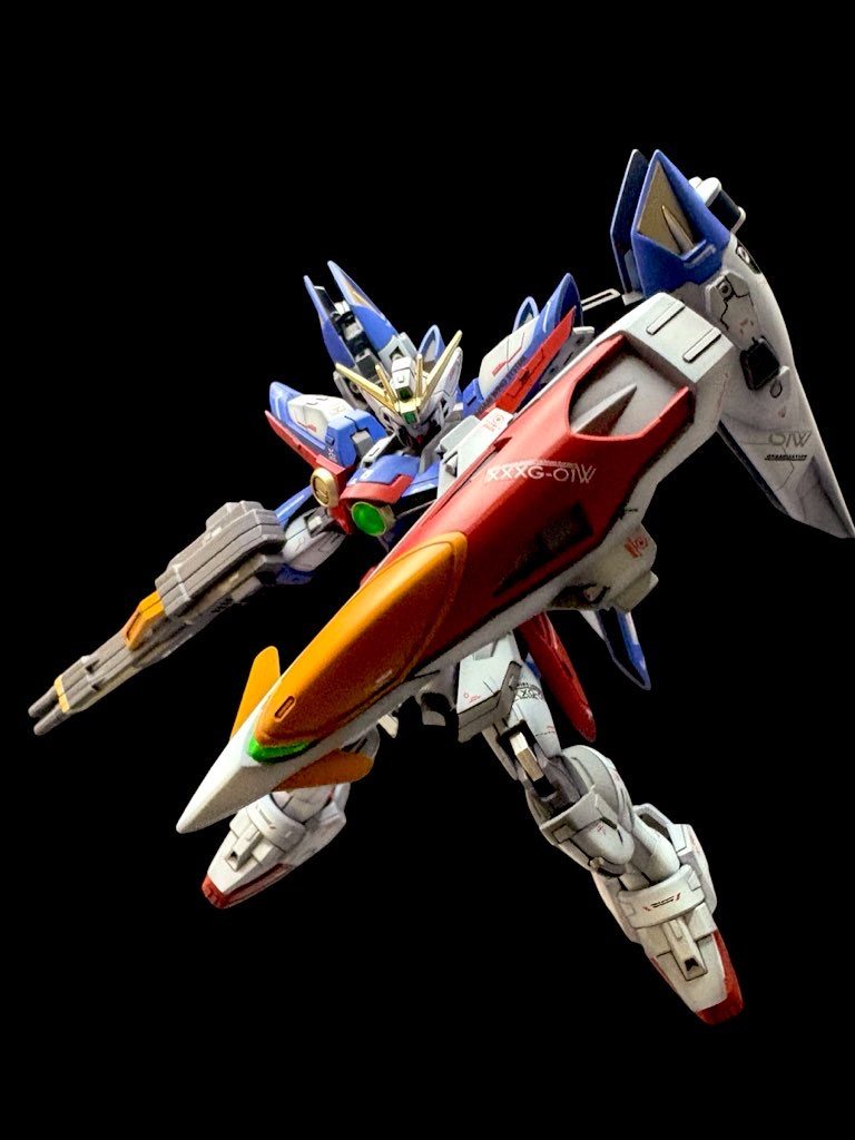 通常兵装はゼロとほぼ変わらずツインバスターライフル、ビームサーベルx2、シールドとなっている。 