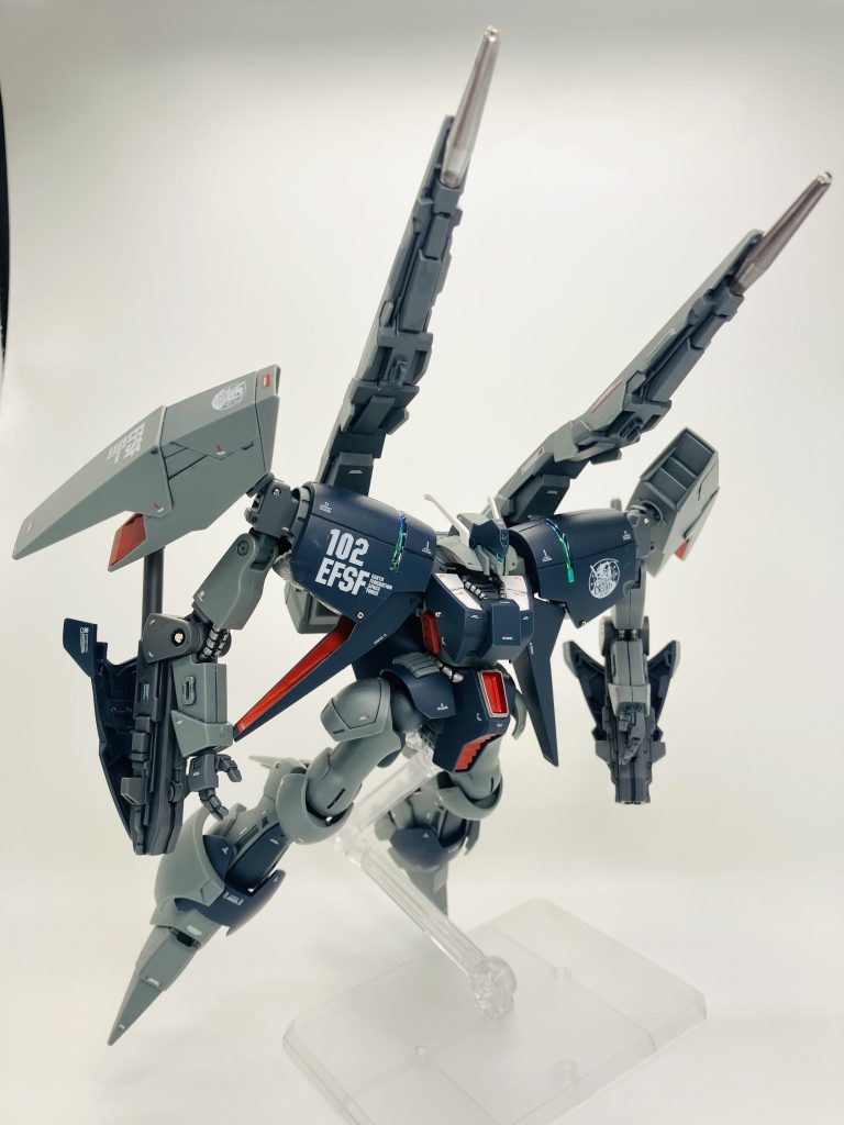 飛行機体ですので前傾したポーズがよく似合います👍ていうのか、背負いものが大きいので自立が難しい🤨 いつものウェイトを仕込む位置もないので、仕方なくツマ先に詰め込むだけウェイトをつめましたが底面だとあまり効果は薄し🤣