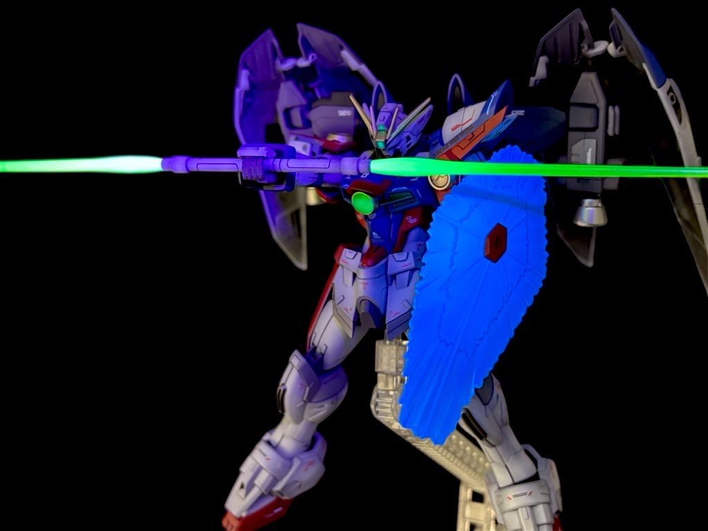 ビームサーベルの出力は変わらないが2基を連結させる事が可能となった。また作中後半に腕部から発生させるビームシールドが追加された。