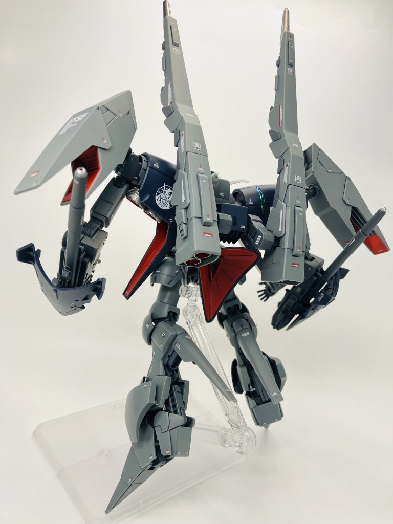 商品紹介ページではグレーのツートンなんですが、実物は思ったよりも青系統、なのでA.O.Z.のデカールもプランの選択肢にありました🧐