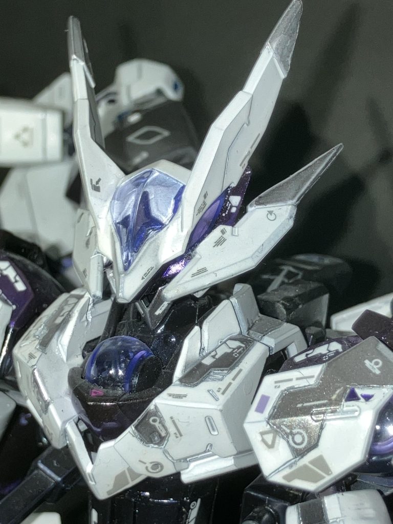 顔のドアップです。ミカエリスのアンテナ2本と下顎？を使い印象をヒロイック？にしました。お気に入りです