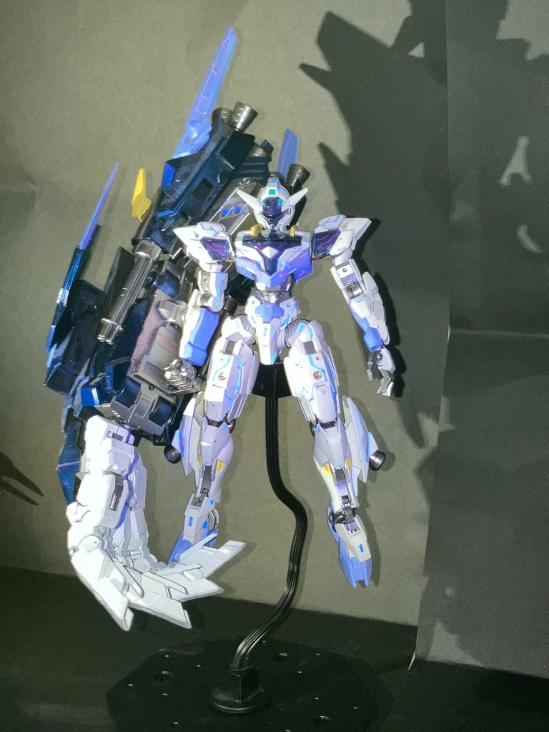 コトブキヤのオーバードマニュピュレーターを中心に、巨大な虎の手をつくりました。重量で肩関節が引き出されていますね