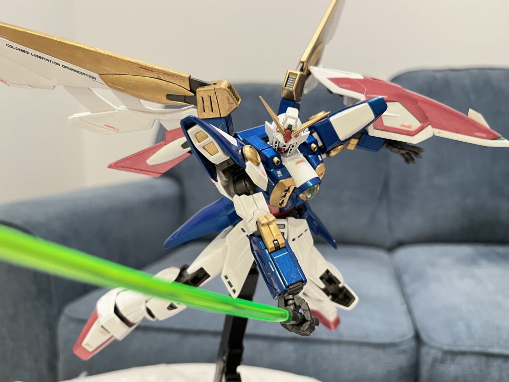 ノベンタ元帥がOZのシャトルに乗るのを知らずに切り裂くウイングガンダム。