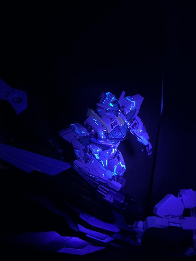 ホワイト部を蛍光ブルー、ブルー部を蛍光ピンクで墨入れしています。パーメット発光が表現できお気に入りです。