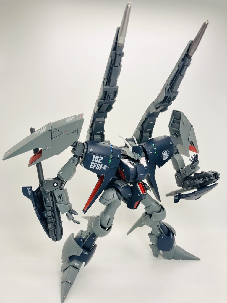 手のひらは握り手と平手、手持ち武器を持たないのが潔いですね👍