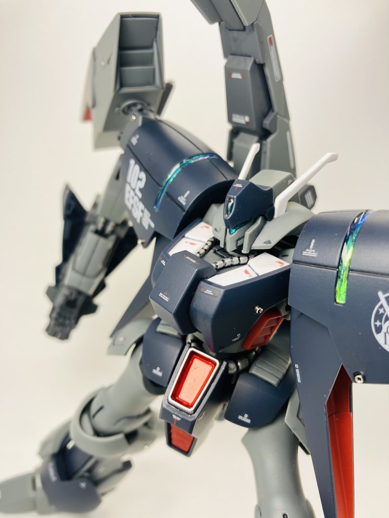 両肩部のスリットにオーロラデカールを、上からレジン液で輝きアップ✨センサーっぽい光具合ですが、思ったよりオーロラせず、ほぼ緑〜青です😑