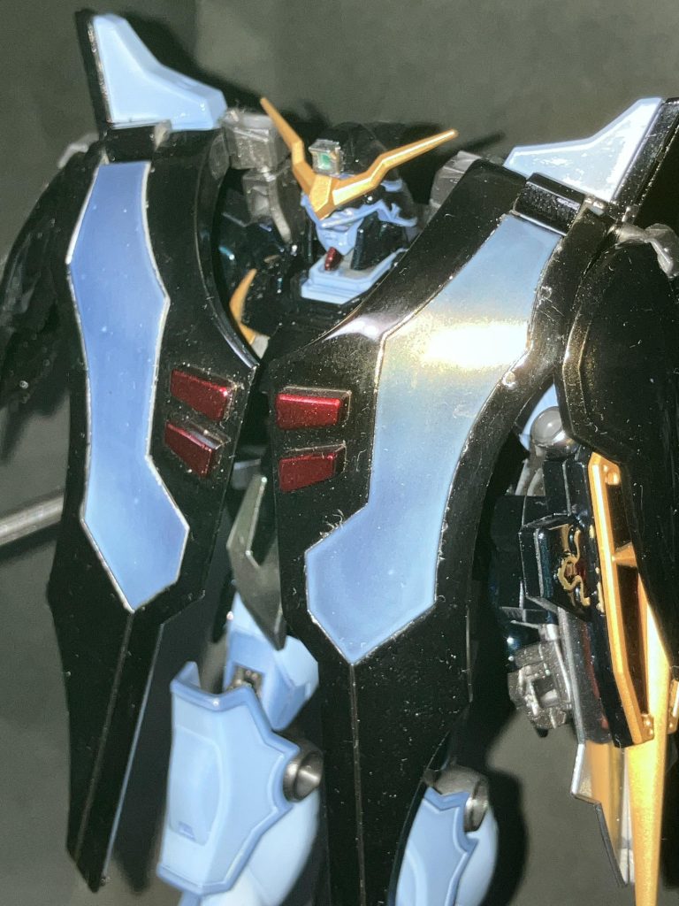 デスサイズヘルはアクティブクロークをボーンペイントのメッキにしましたが、フィニッシュクリアのブラックとホワイトの発色に苦戦し、塗膜が厚くなり組み立て時に割れてしまった箇所があります。しかしいい光沢なのでリベンジしたいです。