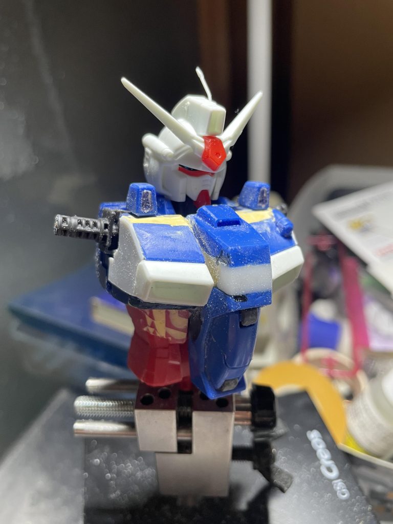 1/100万博ガンダムに、GP01の外装を貼り付けたり、中身を削ってくっつけたりしております。