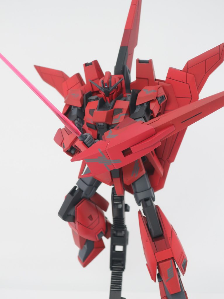 サーベル両手持ちです